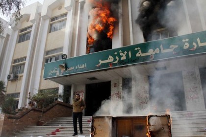 Студенты-исламисты подожгли здание университета в Каире