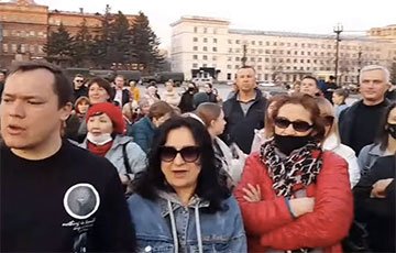 В Хабаровске люди вышли на площадь и скандируют «Врача Навальному!»
