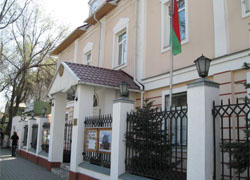В Бишкеке пикетируют посольство Беларуси