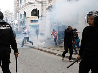 В столкновениях из-за мусорной свалки в Тунисе пострадали 49 полицейских