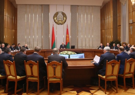 "В стране нет красных директоров и олигархов”. Лукашенко обещает плечо машиностроителям