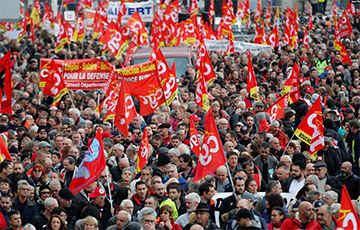 После протестов во Франции решили пересмотреть проект пенсионной реформы