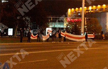 Минчане выстроились в цепь солидарности возле кинотеатра «Беларусь»