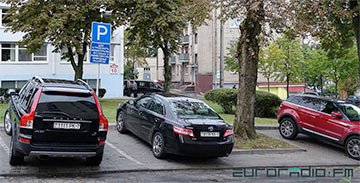 Как выглядят парковки чиновников в обычный день и в День без авто