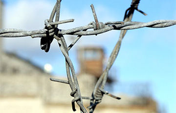 Мать заключенного объявила голодовку у стен колонии в Шклове