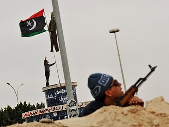 Ливийские повстанцы пустили в бой два МиГа и вертолет