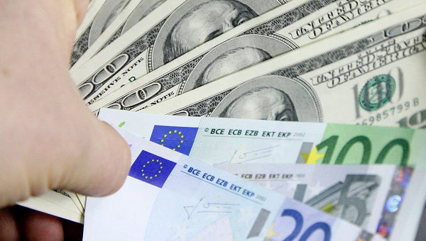 Евро и доллар подешевели на торгах 15 сентября