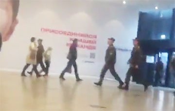 На Немиге в Минске заметили странное скопление военных