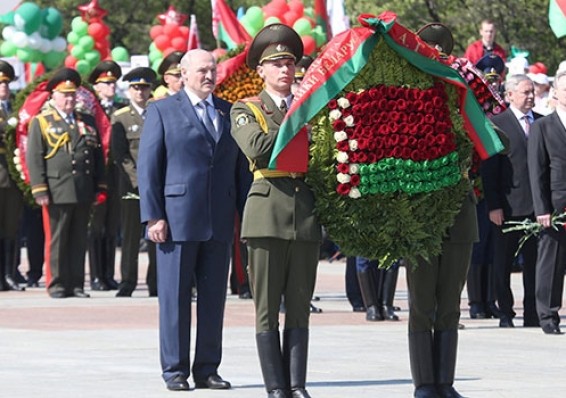 Лукашенко поздравил ветеранов с Днем Победы