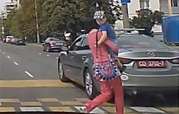 Посольство Чехии извинилось за водителя, не пропустившего на зебре маму с ребенком