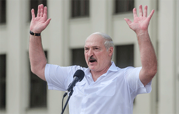 Баннер в Варшаве: Лукашенко = Гитлер! Свободу Беларуси!