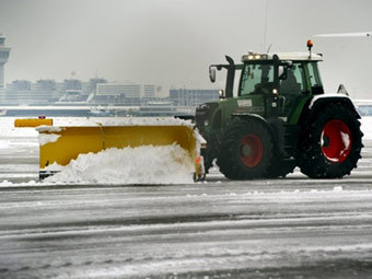 Снегопад нарушил авиасообщение в Европе