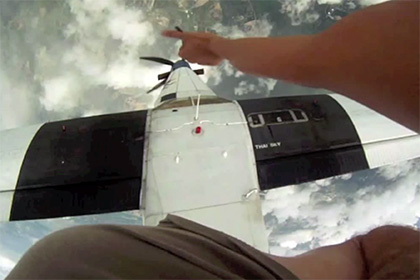 Парашютисты в прыжке засняли на видео пролетевший вплотную самолет