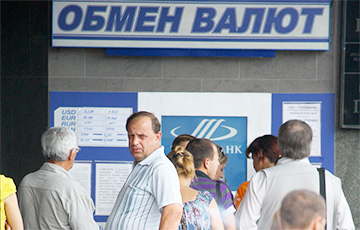 Белорусы продолжают «проедать» валютные сбережения