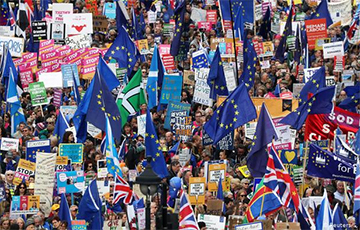В Лондоне десятки тысяч человек протестуют против Brexit