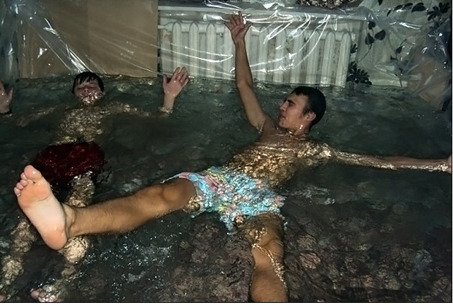 Фотофакт:  Подростки устроили бассейн в квартире