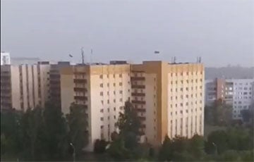 В Минске ливень сломал лукашенковские флаги на одном из домов