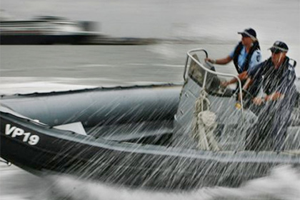 Австралийские полицейские отправились на серфинг на штурмовой лодке