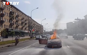 В Минске на проспекте Независимости открытым пламенем горел автомобиль