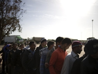 Красный Крест объявил о гуманитарном кризисе на границе Ливии с Тунисом