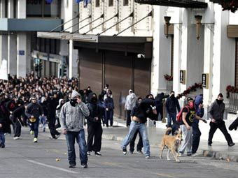 Греки отметили годовщину гибели подростка беспорядками