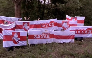 Жители Минска вышла на протестную акцию с национальными флагами