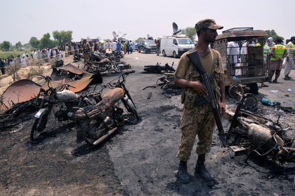 Число погибших после возгорания бензовоза в Пакистане увеличилось до 148
