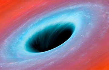 Фотофакт: Астрофизики показали первое в истории изображение черной дыры