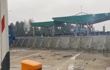 Польская полиция сдерживает атаку на границу под градом камней, бревен и  светошумовых гранат