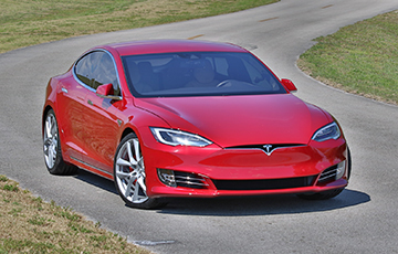 Tesla сделало вождение в режиме автопилота на 50% безопаснее