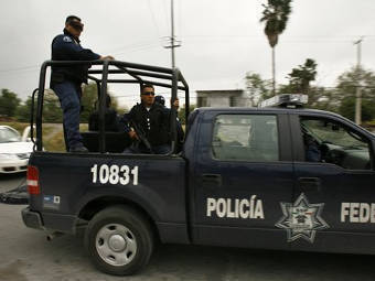 Мексиканские полицейские остановили два грузовика с пятью сотнями нелегалов