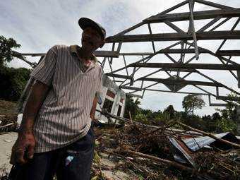 Число жертв стихийных бедствий в Индонезии достигло 400 человек