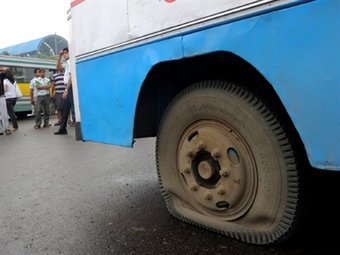 На юге Индии автобус упал с моста