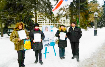 Активисты БХД: Люди читают про «Хартию-97» на пикете и говорят «Жыве Беларусь!»