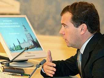 Медведев приказал разобраться с поставками ПО в школы