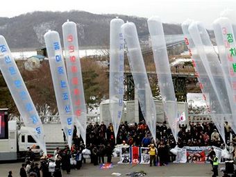 КНДР пообещала открыть огонь по отправителям листовок