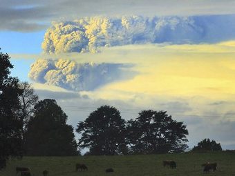 Из-за извержения вулкана в Чили эвакуируют 3,5 тысячи человек
