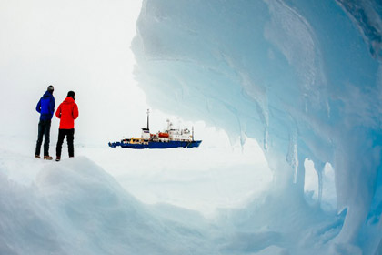 Спасение зажатого во льдах Антарктики российского судна отложено из-за погоды