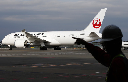Летевший в Японию пассажирский самолет аварийно сел из-за отвалившейся детали