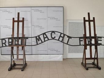 Надпись с ворот Освенцима отправится в музей