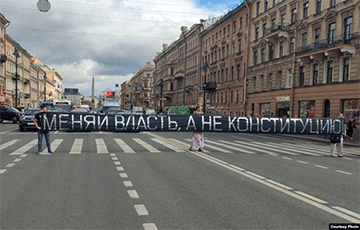 Активисты перекрыли движение в центре Санкт-Петербурга