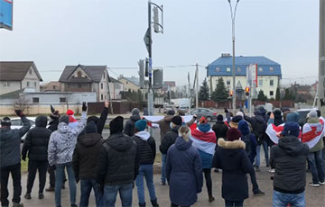 «Жыве Беларусь!»: Новинки протестуют против диктатуры