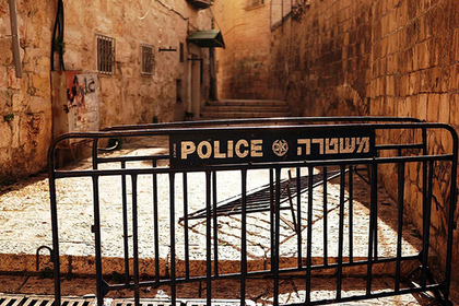Помочившийся на задержанного палестинца израильский полицейский пойдет под суд