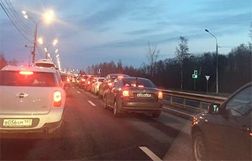 Очереди на белорусско-российской границе: больше сотни машин и аварии