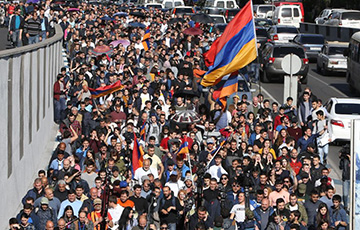 Протестующие окружили парламент Армении