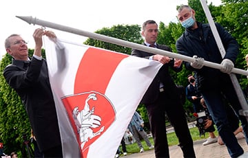 Мэр Риги: Я получил десятки тысяч благодарственных писем за поднятый бело-красно-белый флаг