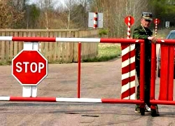 Пешеходов на границе Беларуси заставляют заполнять декларации