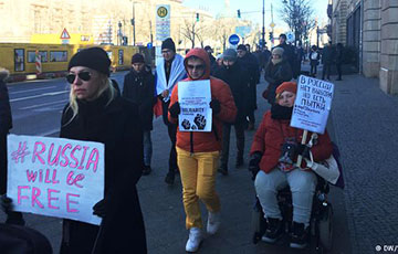 Возле посольства РФ в Берлине прошел марш против «выборов»