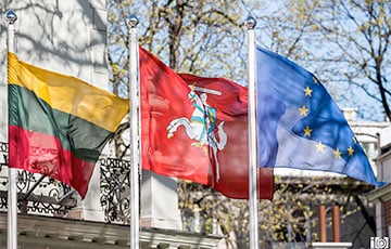 В Паневежисе вслед за Ригой и Вильнюсом вывесили бело-красно-белый флаг