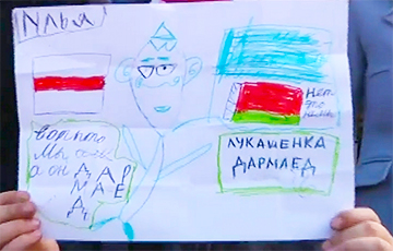 Фотофакт: Ребенок пришел на Марш в Пинске с плакатом «Лукашенко - дармоед»